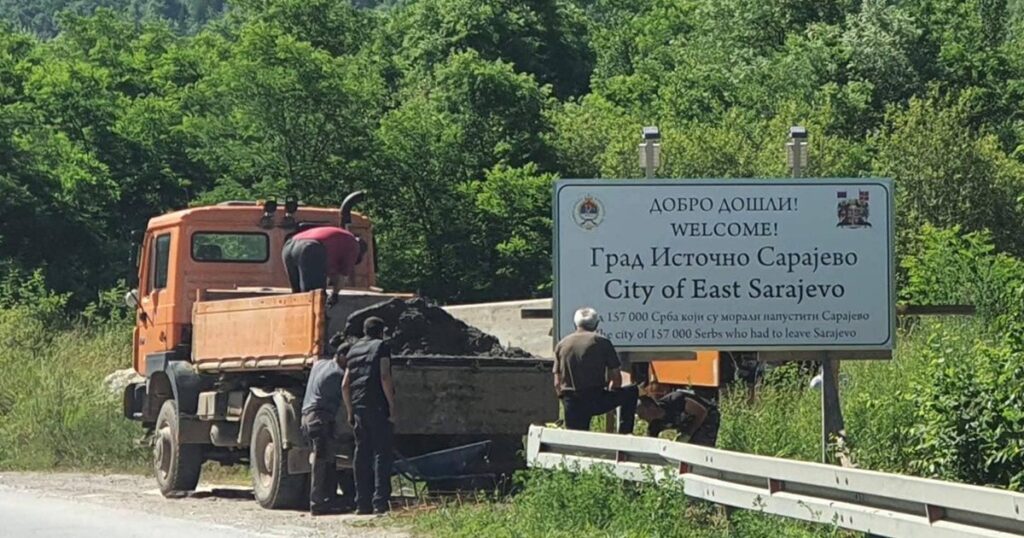 U Istočnom Sarajevu postavljena tabla “Grad 157.000 Srba koji su morali napustiti Sarajevo”