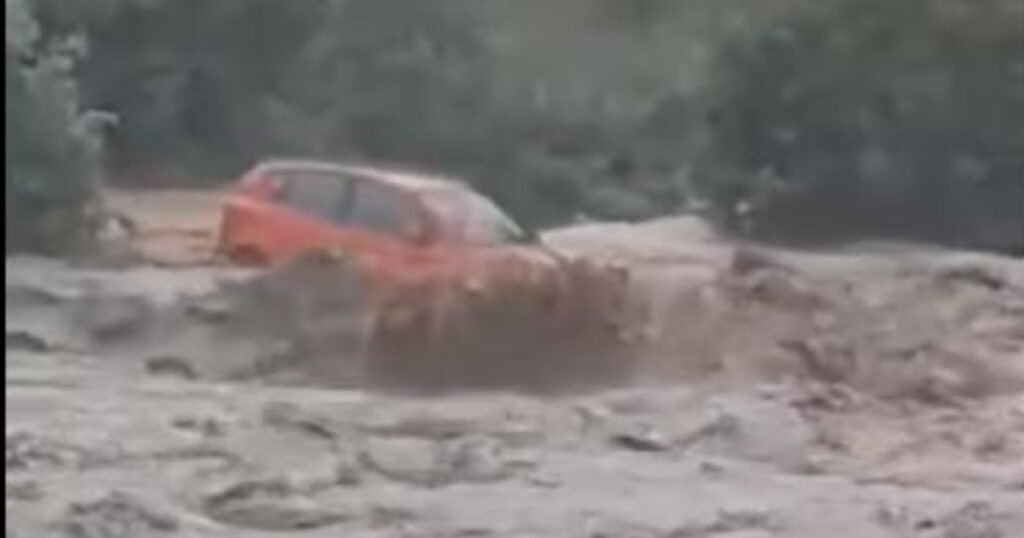 Apokaliptične scene u Sapni: Voda nosi automobil, prekinute putne komunikacije