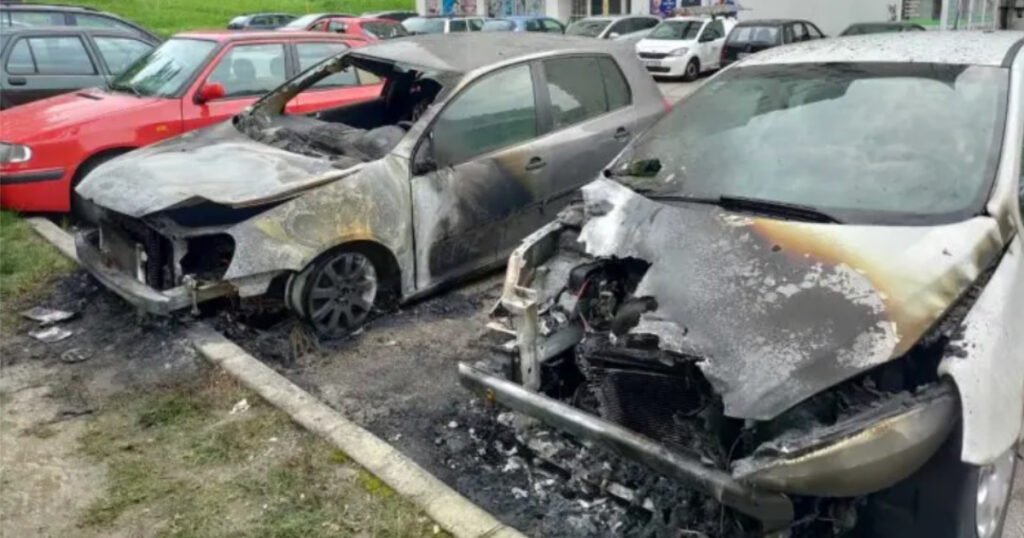 U požaru na parkingu izgorjela dva automobila, treći oštećen
