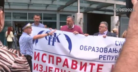 Protestuju ispred Vlade RS-a nezadovoljni platama, policija im brani prilaz