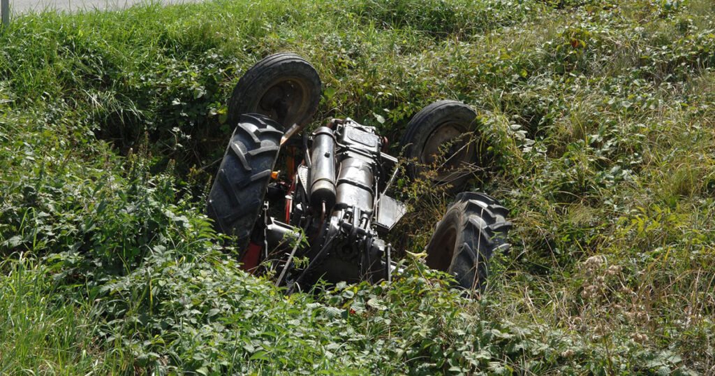 Nakon prevrtanja traktora poginuo radnik (52)