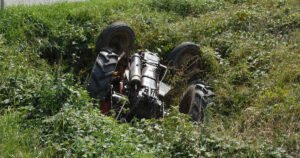 Prevrnuo se traktor, muškarac koji ga je vozio poginuo na licu mjesta