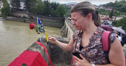 Spuštanjem ruža u Drinu obilježena 31. godišnjica stravičnih zločina nad Bošnjacima Višegrada