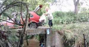 Snimak koji je mnoge zgrozio: Žena bacila 20 vreća životinjskog otpada u rijeku