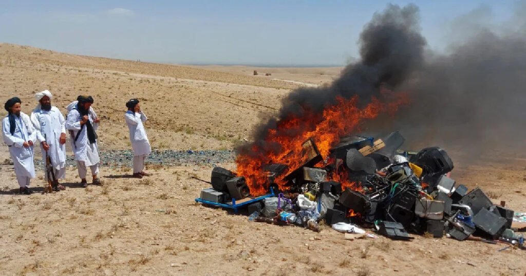 Talibani počeli spaljivati muzičke instrumente: “Muzika je uništila društvo”