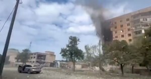 Snimak požara u uništenoj zgradi: Ruski agresori gađali rodni grad Zelenskog