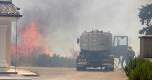 Požar u Dalmaciji pod kontrolom: Vatra zahvatila kuće, izgorjeli automobili