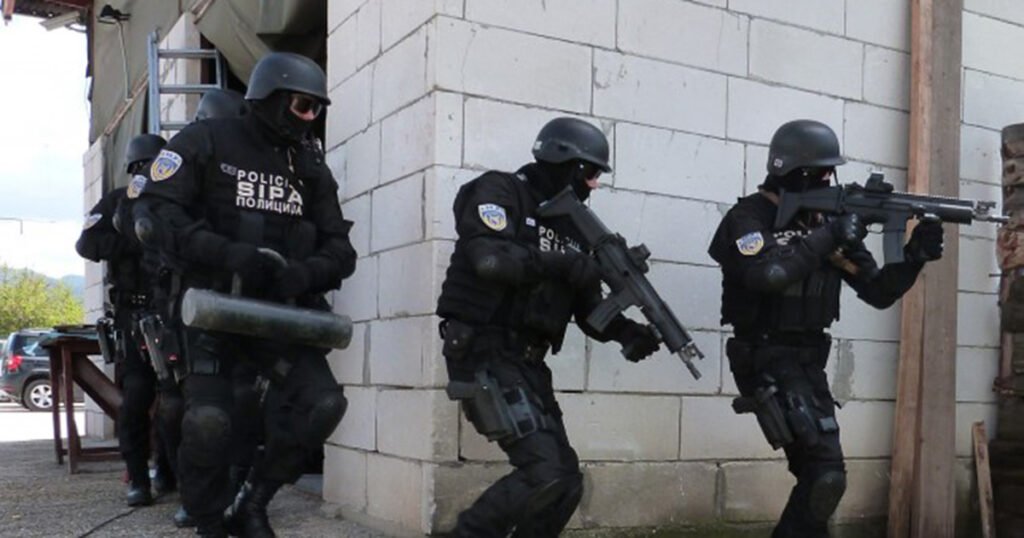Počela velika akcija u Blažuju: 300 policajaca pretresa migrantski centar
