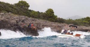 Tragedija kod Tivta: Valovi bacili kupače na stijene, jedna osoba poginula