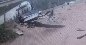 Objavljen je i snimak: Avion izletio s piste i zabio se u ogradu