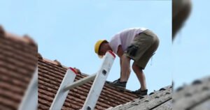 Bosanac ljudima u Sloveniji besplatno popravlja oštećene krovove u nevremenu