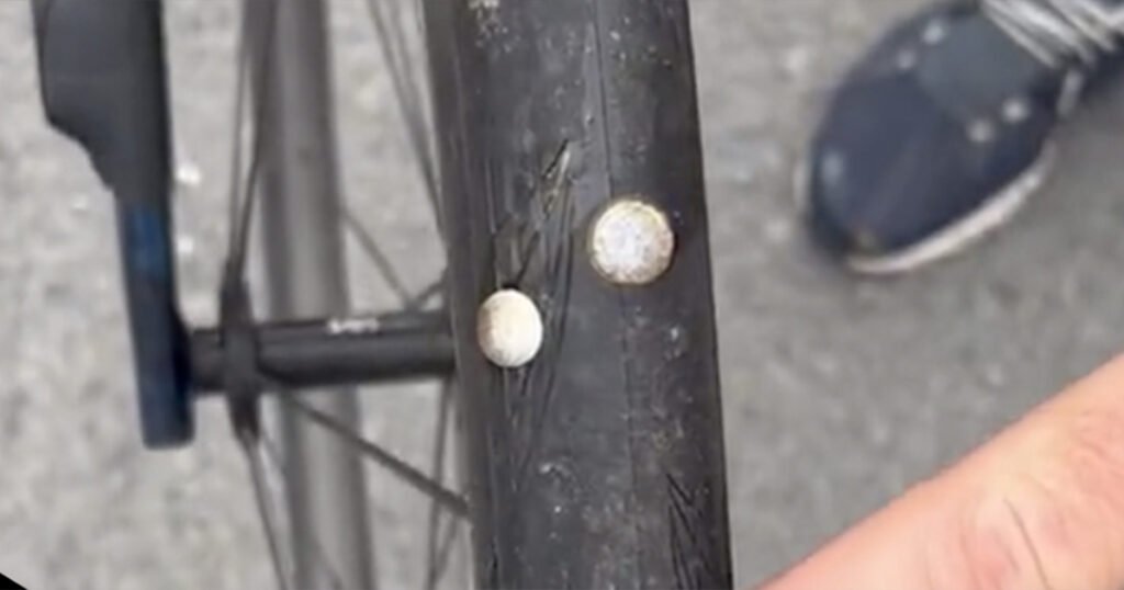 “Glupost grupe morona”: Biciklisti tokom trke naletjeli na eksere na putu