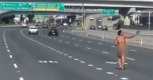 Naga žena izašla iz auta i pucala iz pištolja na autocesti