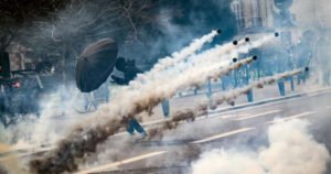 Potpuni haos u Francuskoj: Helikopter, transporteri i 45.000 policajaca