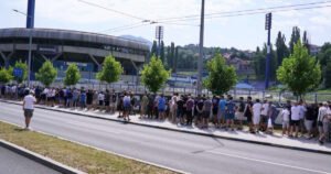 Uprkos vrućinama rijeka ljudi od jutros čeka ispred stadiona Grbavica
