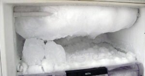 Evo kako spriječiti nakupljanje leda u frižideru i zamrzivaču