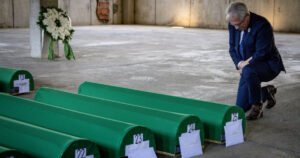 Ambasador SAD-a poklonio se žrtvama genocida u Srebrenici