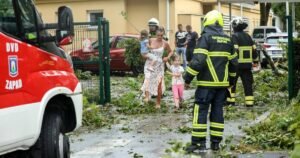 U strašnoj oluji koja je poharala Zagreb poginule dvije osobe, letjeli krovovi, srušio se kran