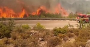 Ogroman požar prema Bjelašnici: Vatrogasci se bore sa vatrenom linijom dugom dva kilometra