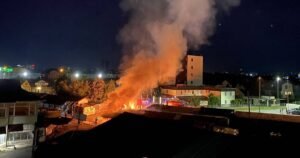 Izbio požar u sarajevskom naselju Stup, gorjeli štandovi na pijaci