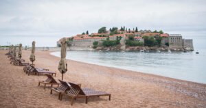 Otvorili plažu na Jadranu, ležaljke 200 eura
