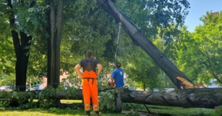 Ogromna šteta: U oluji u BiH oštećeni brojni objekti, automobili i saobraćajnice