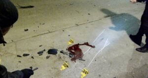 Sa automobila pala plinska boca i ubila ženu na trotoaru