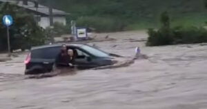 Podivljala bujica u Sloveniji nosila ženu koja je ostala zarobljena u autu