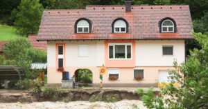 Kao da je od papira: Bujica u Sloveniji kuću uništila do temelja