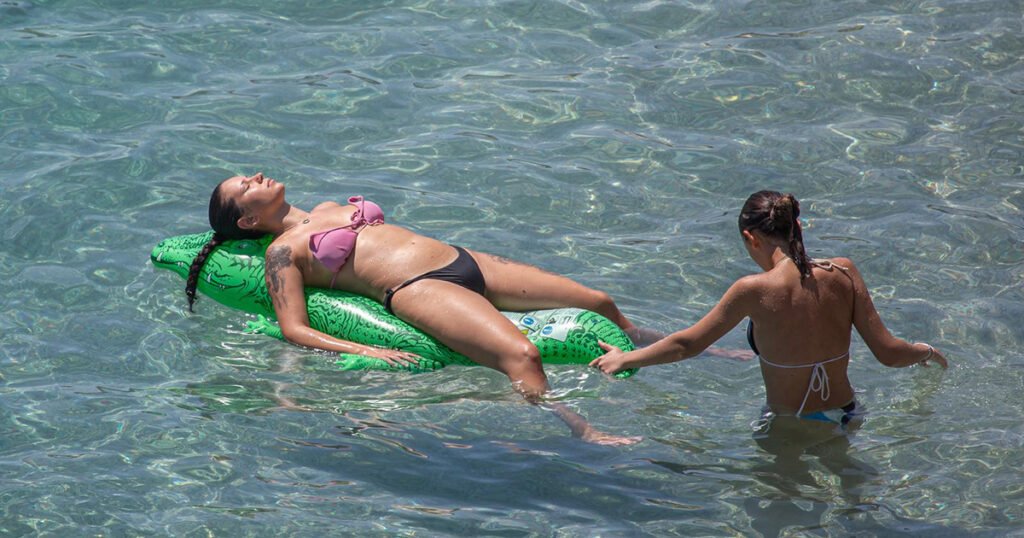 Dubrovnik: Spas od vrućine turisti potražili na plaži Banje