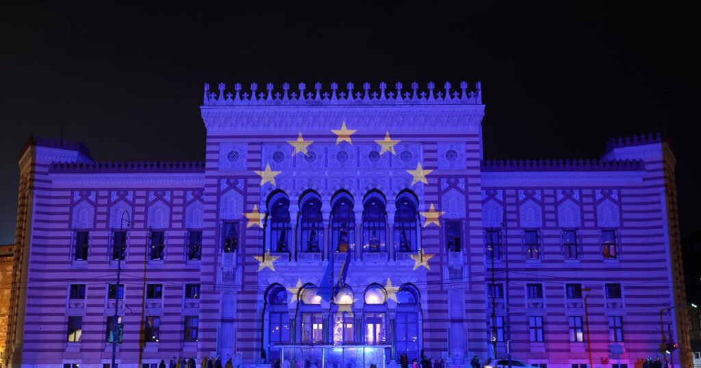 Sarajevo: Vijećnica osvijetljena bojama zastave EU povodom preporuke o dodjeli kandidatskog statusa BiH