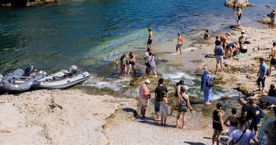 Vrućine u Mostaru: Brojni turisti i građani osvježenje traže u Neretvi