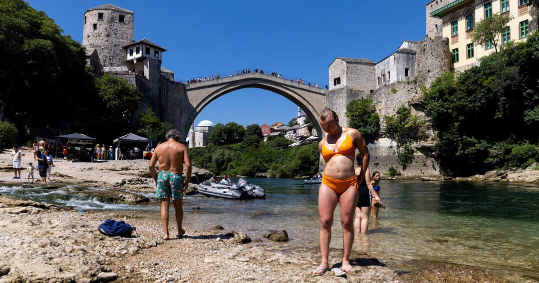 Vrućine u Mostaru: Brojni turisti i građani osvježenje traže u Neretvi
