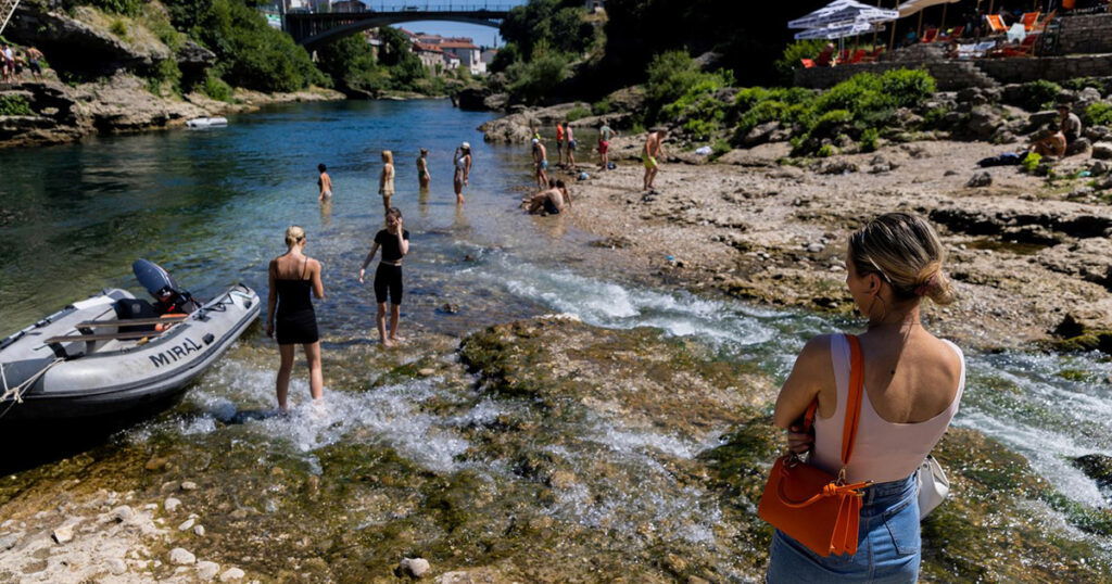 Vrućine u Mostaru: Brojni turisti i građani osvježenje traže u Neretvi