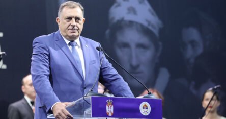Dok je Dodik u Prijedoru govorio o “Oluji” iza njega bila fotografija žene iz Žepe
