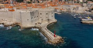 Mladić i djevojka pali sa zida u Dubrovniku