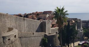 Par koji je pao sa zida u Dubrovniku bio mrtav pijan: Mlada žena je u kritičnom stanju