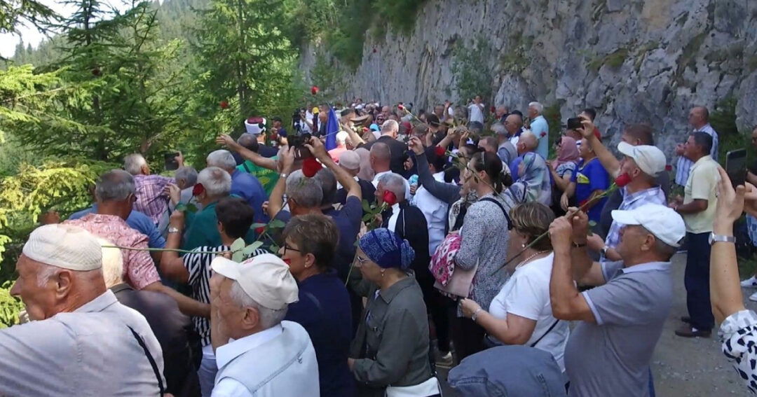 Korićanske stijene: Obilježena 31. godišnjica zločina nad više od 200 Bošnjaka i Hrvata