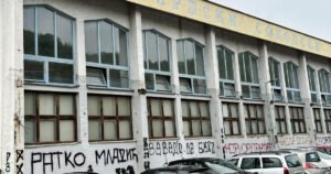Grafiti veličanja Mladića uznemiruju povratnike: “Kad vidim taj natpis, u meni provri”