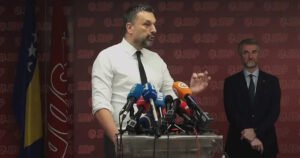 Tokom obraćanja lidera Trojke došlo do žestokog verbalnog okrašaja Konakovića i novinarke