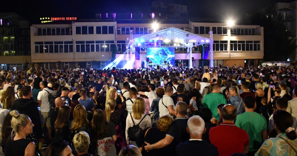 Koncertom Dženana Lončarevića otvoren obnovljeni Centralni trg na Ilidži