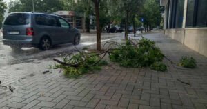Nevrijeme s obilnom kišom u Mostaru lomilo grane, poplavljene ulice i dvorišta