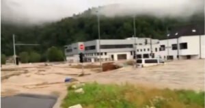 Apokaliptični prizori iz Slovenije: Evakuirali građane, bujice nose automobile