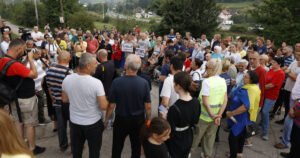 Građani se okupili ispred Zavoda u Pazariću: “Otkaz jednoj uposlenici nije rješenje”