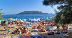 Koliko košta “najjeftiniji” dan na popularnoj plaži u Crnoj Gori