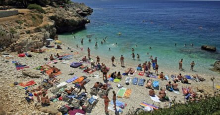 Na plaži u Istri u sat i po preminula dva 72-godišnja muškarca