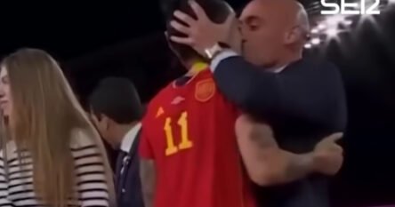 Fudbalski savez Španije stao uz predsjednika nakon što je igračicu poljubio u usta