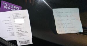 Žena u Makarskoj ostavila poruku na autu, ipak je dobila kaznu od 48 eura