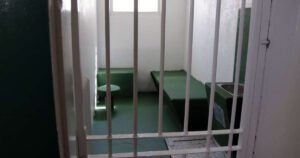 Tri maloljetnika pobjegla iz zatvora dok je čuvar spavao, ukrali mu i mobitel