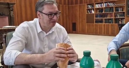 Vučić pravio sendvič s parizerom kojeg je hvalio: Na kraju ga nije ni okusio?